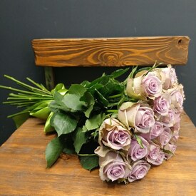 Букет из 25 сиренивых роз 50см