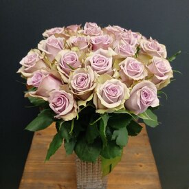 Букет из 25 сиренивых роз 50см