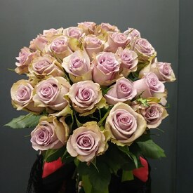 Букет из 25 сиренивых роз 50см