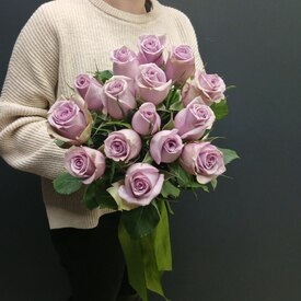 Букет из 15 сиреневых роз Кения 50см