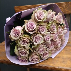 Букет из 25 сиреневых роз 50см