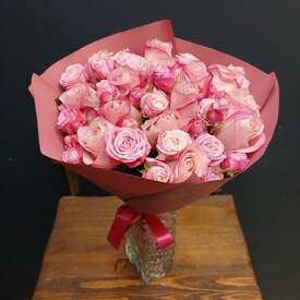 Букет из 15 розовых роз, и кустовых 50см
