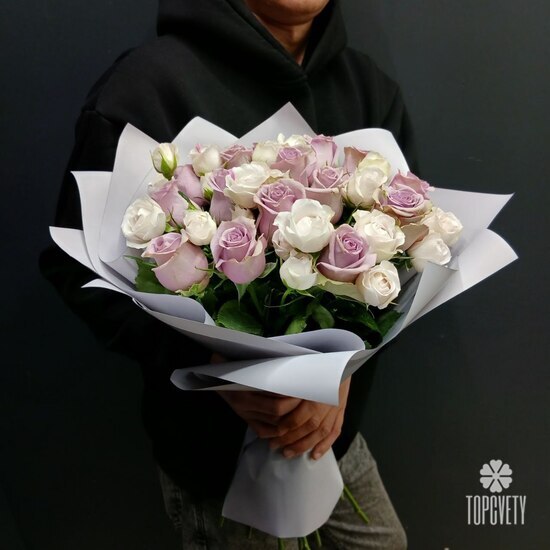 Букет из 15 розовых роз, и кустовых