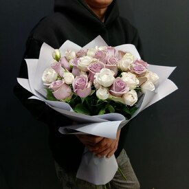 Букет из 15 розовых роз, и кустовых