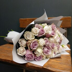 Букет из 15 розовых роз, и кустовых