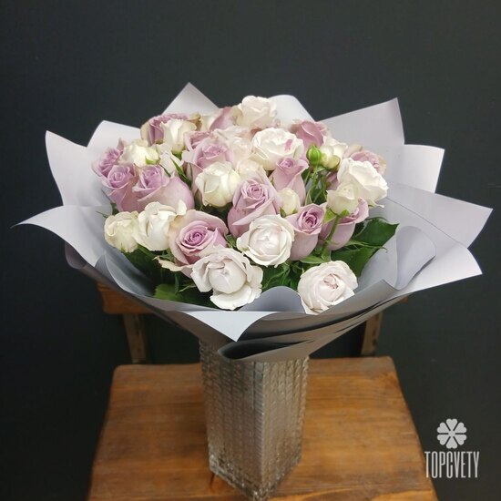 Букет из 15 розовых роз, и кустовых