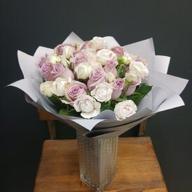 Букет из 15 розовых роз, и кустовых