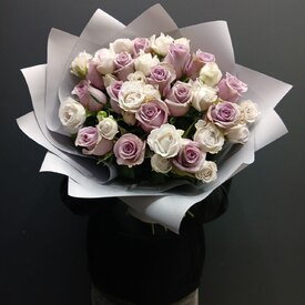 Букет из 15 розовых роз, и кустовых