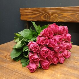 Букет из 25 розовых роз 40см