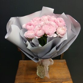 Букет из 13 ранункулюс