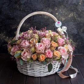 Композиция из 51 розы микс в корзине