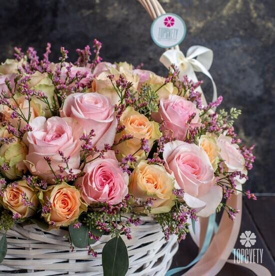 Композиция из 51 розы микс в корзине