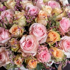 Композиция из 51 розы микс в корзине