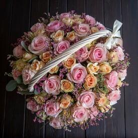Композиция из 51 розы микс в корзине