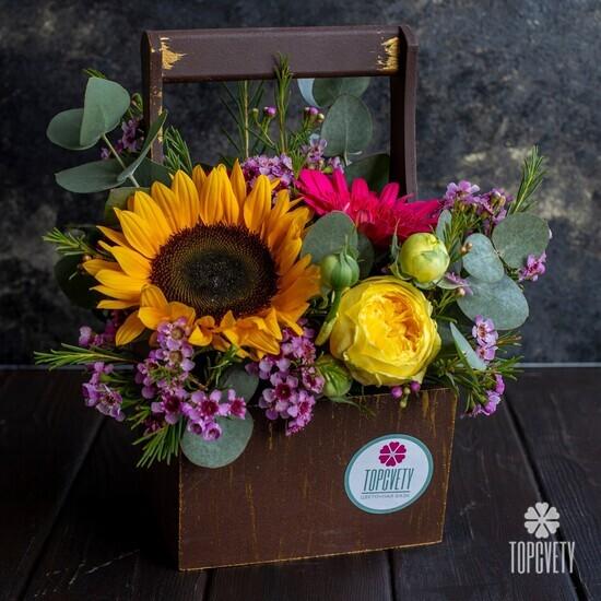 Композиция из подсолнухов, роз и гербер в ящике 