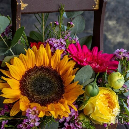 Композиция из подсолнухов, роз и гербер в ящике 