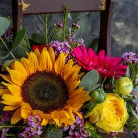 Композиция из подсолнухов, роз и гербер в ящике 