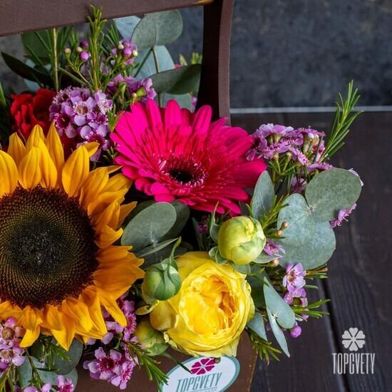 Композиция из подсолнухов, роз и гербер в ящике 