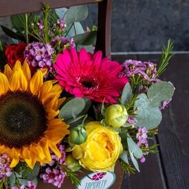 Композиция из подсолнухов, роз и гербер в ящике 