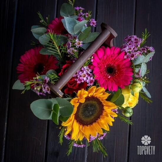 Композиция из подсолнухов, роз и гербер в ящике 