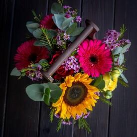 Композиция из подсолнухов, роз и гербер в ящике 