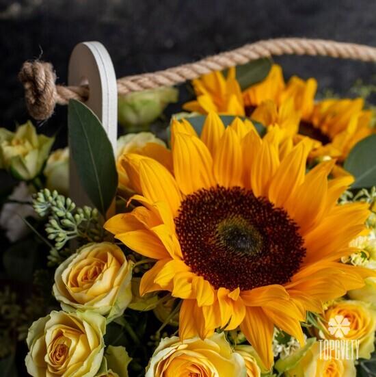 Букет из кустовых роз и подсолнухов в ящике