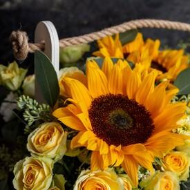 Букет из кустовых роз и подсолнухов в ящике