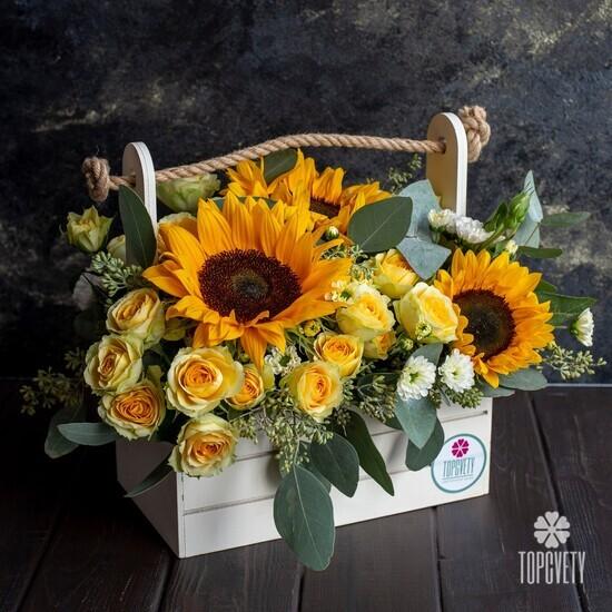 Букет из кустовых роз и подсолнухов в ящике