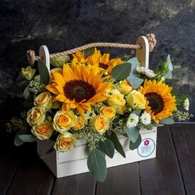 Букет из кустовых роз и подсолнухов в ящике