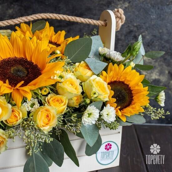 Букет из кустовых роз и подсолнухов в ящике