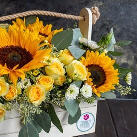 Букет из кустовых роз и подсолнухов в ящике