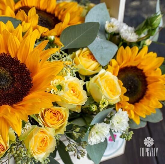 Букет из кустовых роз и подсолнухов в ящике