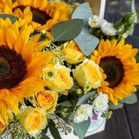 Букет из кустовых роз и подсолнухов в ящике
