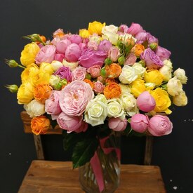 Букет из 25 кустовых пионовидных роз 50см