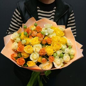 Букет из 25 кустовых пионовидных роз 50 см