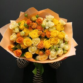 Букет из 25 кустовых пионовидных роз 50 см