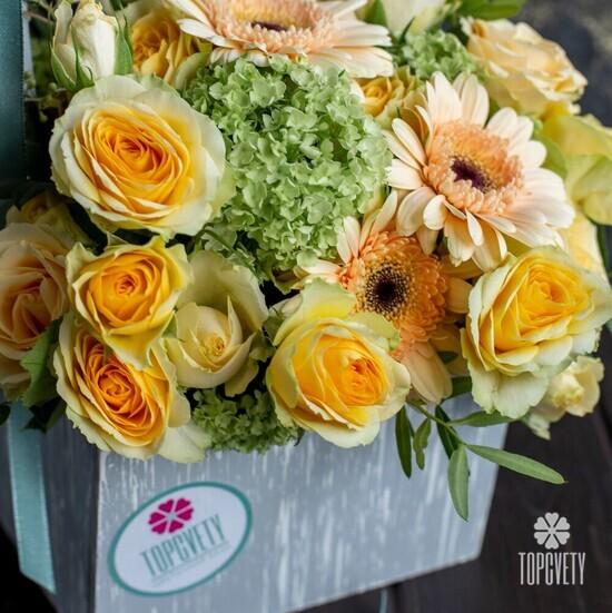 Композиция  из кустовых роз и гербер в ящике