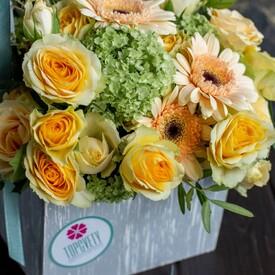 Композиция  из кустовых роз и гербер в ящике