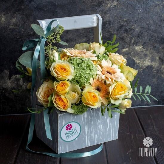 Композиция  из кустовых роз и гербер в ящике