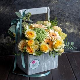 Композиция  из кустовых роз и гербер в ящике