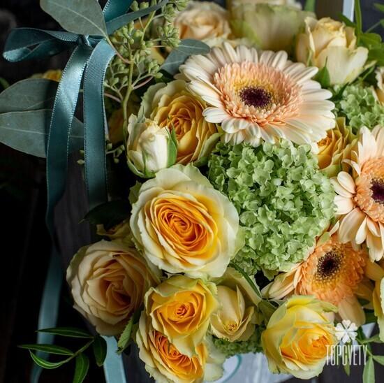 Композиция  из кустовых роз и гербер в ящике