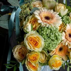 Композиция  из кустовых роз и гербер в ящике