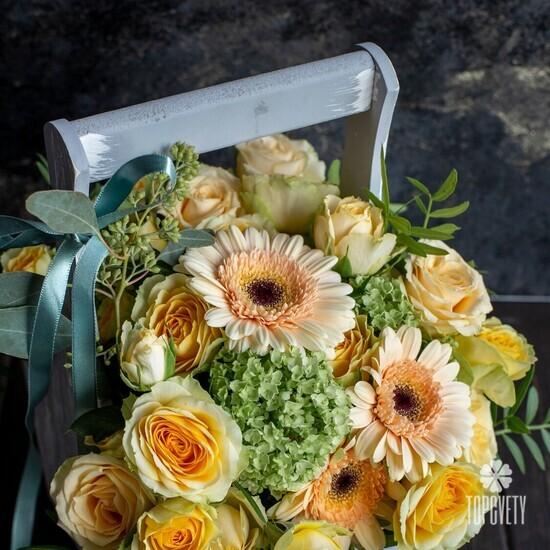 Композиция  из кустовых роз и гербер в ящике