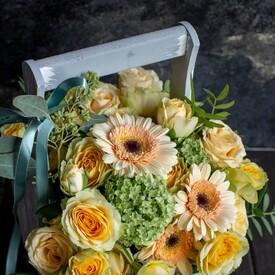 Композиция  из кустовых роз и гербер в ящике