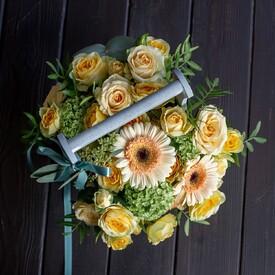 Композиция  из кустовых роз и гербер в ящике