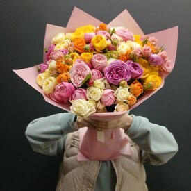 Букет из 25 кустовых пионовидных роз 50см