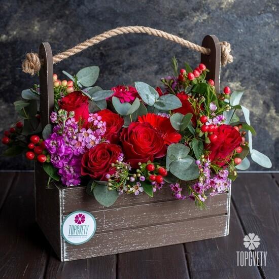 Композиция из красных роз и гербер в ящике