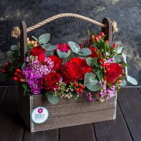 Композиция из красных роз и гербер в ящике