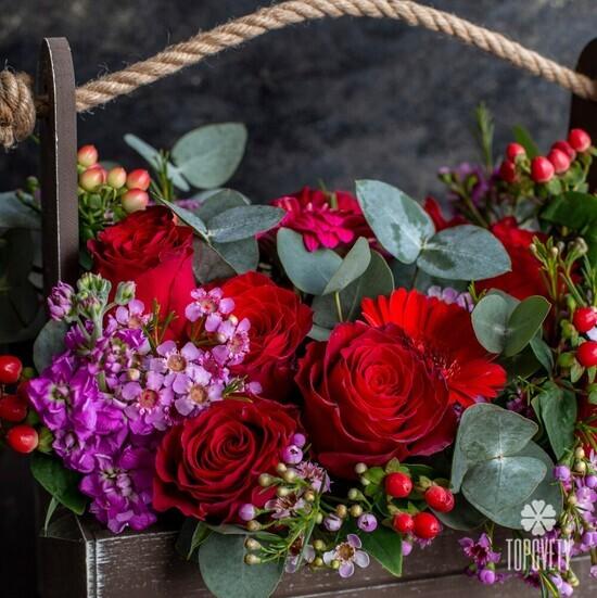 Композиция из красных роз и гербер в ящике