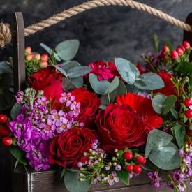 Композиция из красных роз и гербер в ящике